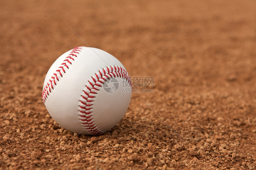 在内场粉笔线上的棒球高清图片下载正版图片507526682摄图网