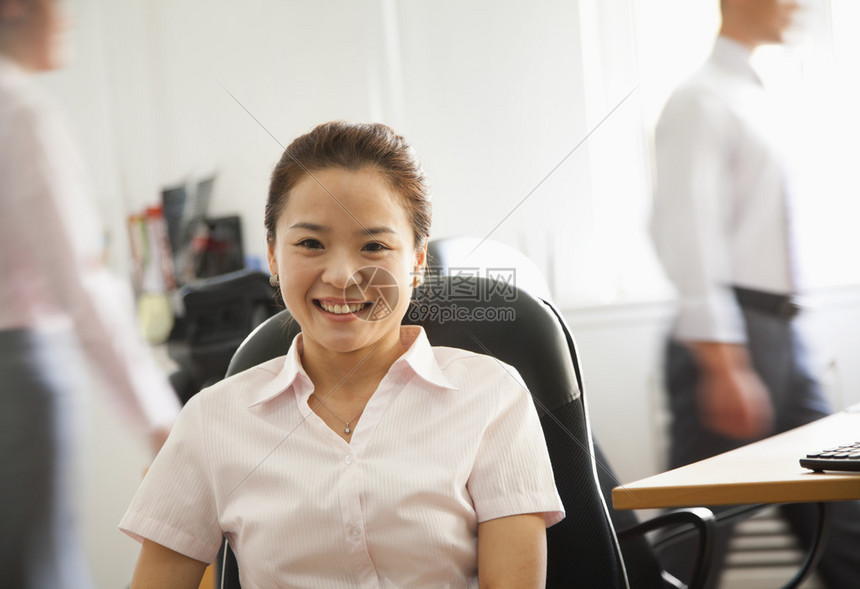 办公室工作人员座位高清图片下载-正版图片507526974-摄图网