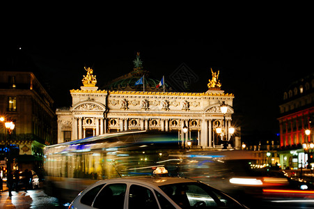 城市巴士和出租车经过巴黎歌剧院和音乐学院前的卡尼尔歌剧院法国图片