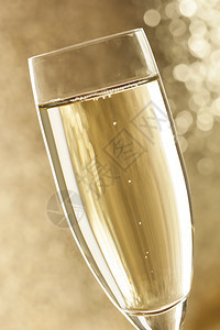在玻璃杯中冒泡香槟庆祝图片