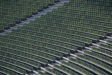 体育场内一排绿色座位背景图片