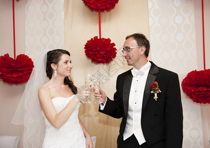 新娘和新郎在婚礼招待会上喝香槟图片