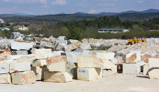 大理石采场中的石块图片