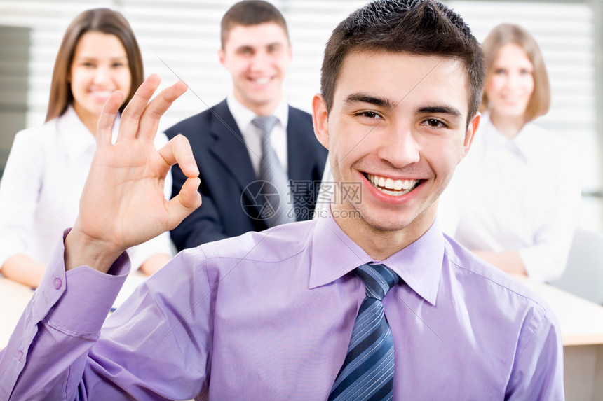 在背景中与愉快的团队合作展示好高清图片下载-正版图片507529767-摄图网