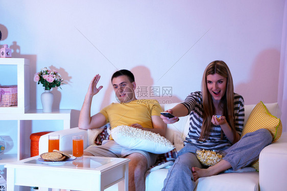 年青夫妇在家中看电图片