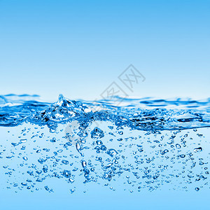 水池中的蓝色水和气泡图片