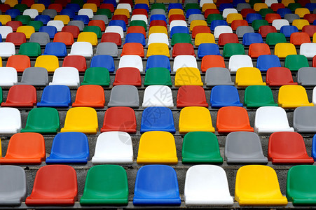 塑料彩色椅子站在体育场图片