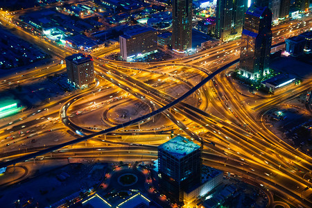 迪拜在晚上十字路口从图片