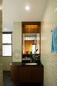在现代浴室里装有架子和图片