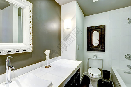 白色和橄榄色调的洗手间黑色木形虚图片