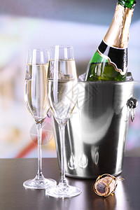 餐厅里的酒杯和酒瓶里的香槟图片
