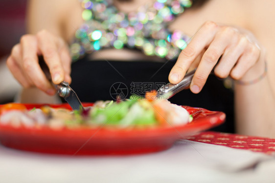 美丽的女人在餐厅吃饭图片