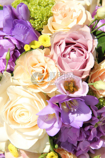 色彩柔和的新娘花束图片