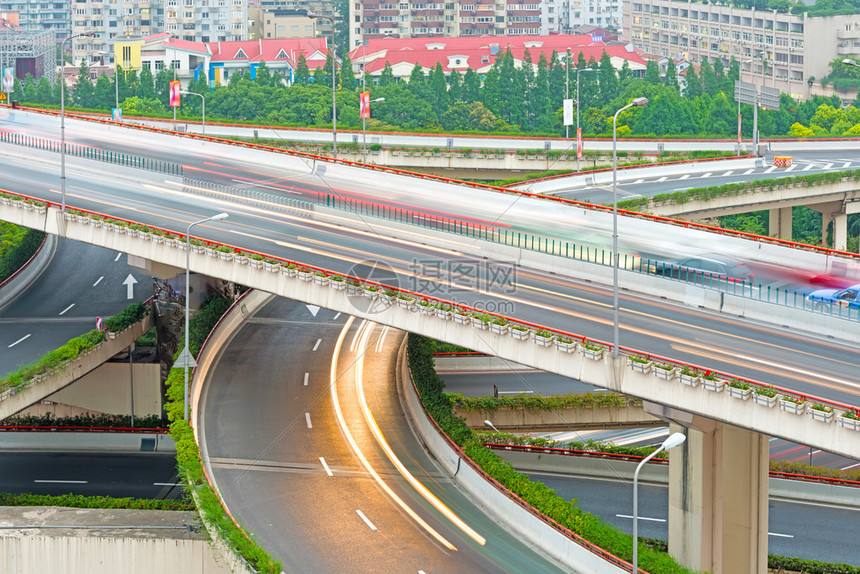 俯视上海高路交叉口和交接过桥上的车辆图片