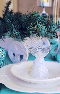 与天使的圣诞节和新年餐桌装饰图片