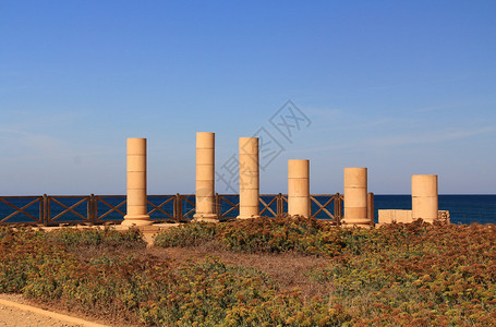 凯撒利亚海里蒂马公园内的希律海角宫殿的圆柱遗址图片
