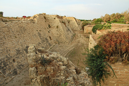 CaesareaMaritima公园的堡垒和护城河遗址图片