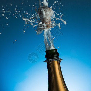 新年香槟酒瓶爆炸在演播室拍摄图片