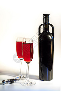 原红色葡萄酒瓶和白色背景图片