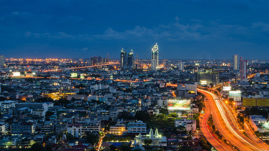 曼谷城市景观和黄昏时分的高速公路图片