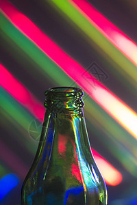 一瓶啤酒和多色背景照片背景图片