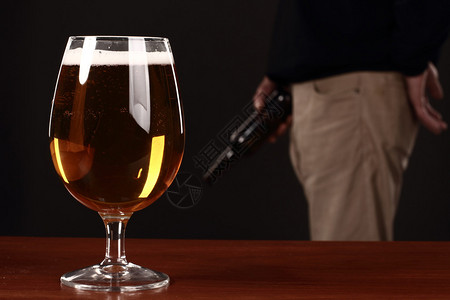 一杯淡啤酒问题概念阳痿图片