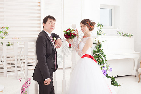 新婚夫妇在结婚日新娘图片