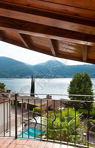俯瞰湖景的房子的阳台图片