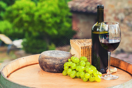 意大利托斯卡纳风景背中木桶上的红酒图片