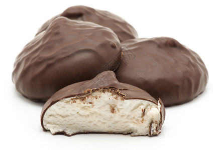 白色背景的棉花糖巧克力图片