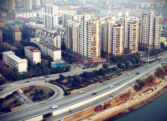上海现代交通枢纽和一座桥梁图片