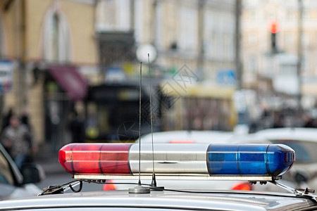 警察在大城市的道路和街道上的巡逻报警系统背景图片