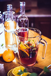 大罐加红酒橙子和冰的桑德里亚大杯图片