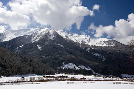 奥地利萨尔茨堡州阿尔茨堡高原的一个山谷图片
