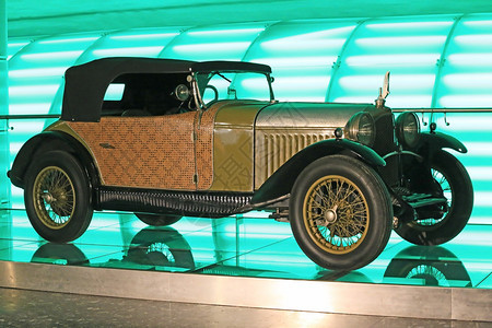 室内玻璃讲台上的古金色汽车图片