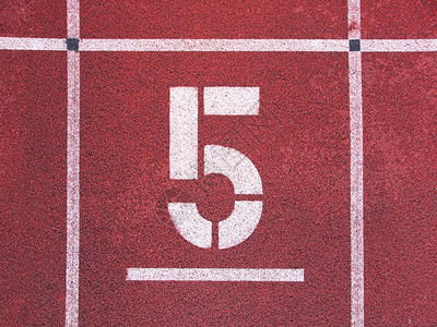 五号红色橡皮赛道上的大白轨数小型运动场的滑纹背景图片