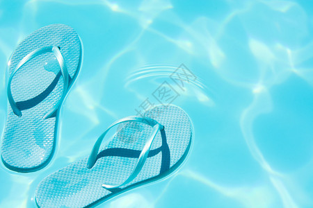 游泳池里的夏季鞋背景图片