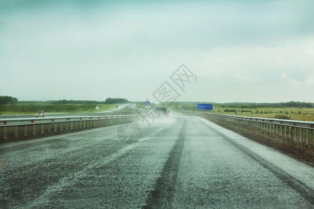 汽车在该国的高速公路上下雨图片