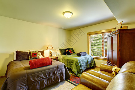 带两张床和绿色内饰的大型双人卧室图片