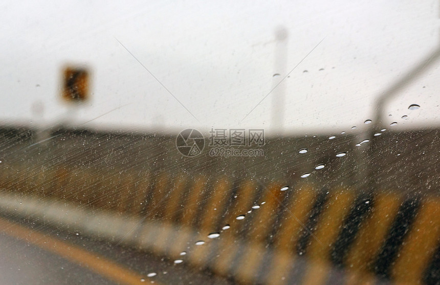 在雨中驾驶街道箭头标志图片