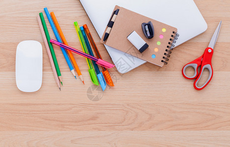 校用品笔记本笔记本纸笔和彩色铅笔图片