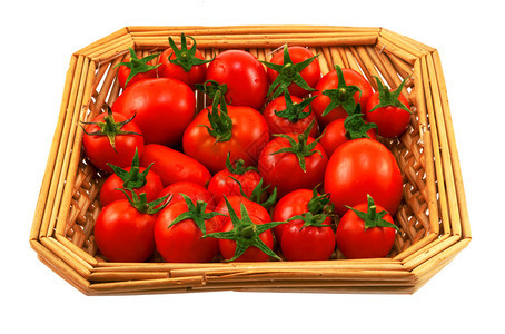 木制柳条篮红番茄在白色过滤后分离图片