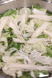 在锅中煮熟的多种蔬菜寿喜烧图片
