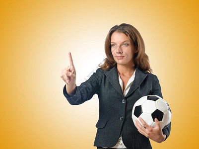 黄色足球的女商人图片