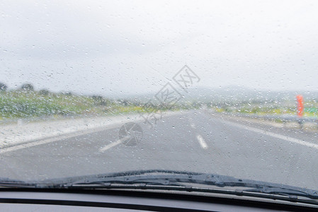 雨中汽车挡风玻璃上的雨刷图片