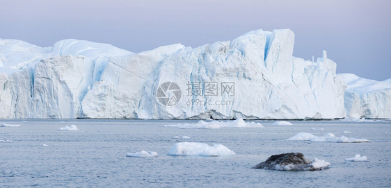 海湾中以不同形式出现的巨型冰图片