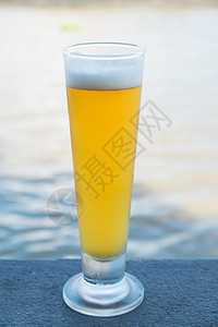 灰色背景中玻璃杯中的Weizen精酿啤酒图片