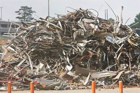 一座长期废弃的汽车装配厂的拆除工地堆积了一大堆残骸和图片