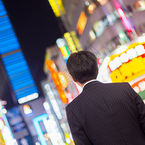 在日本东京新宿娱乐和红灯区Kabukicho的等候图片