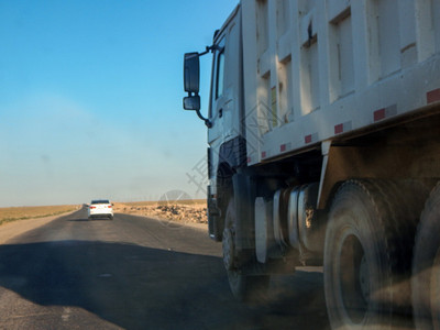 在一条狭小的路上通过卡车哈萨克斯图片
